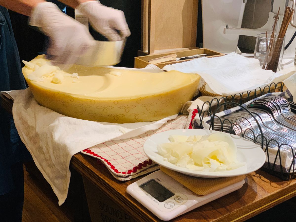 チーズを裂く